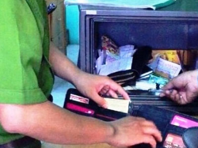 Dùng quần áo trói gia chủ, khiêng két sắt chứa 7 cây vàng