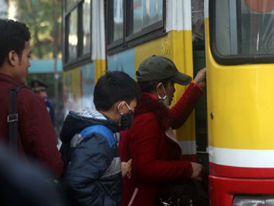 Người dân được đi xe buýt miễn phí từ bến Mỹ Đình sang các bến xe khác để về quê
