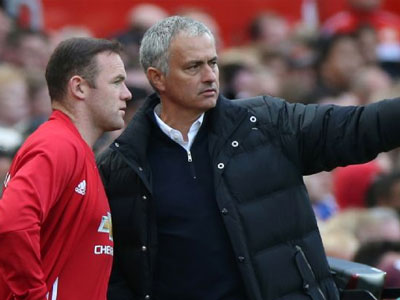 Rooney ngồi "xơi nước", Mourinho quyết ăn thua đủ