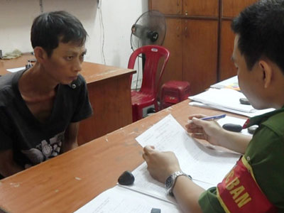 Bắt quả tang kẻ dùng kim tiêm “xin đểu” tại trạm xe buýt
