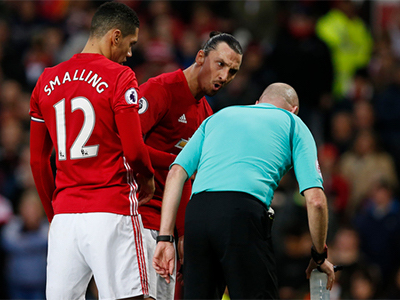 CĐV Man Utd trút giận lên trọng tài vì từ chối bàn của Ibrahimovic