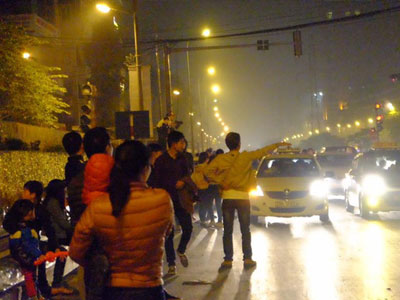 Hà Nội: Chờ cả tiếng đồng hồ vẫn không gọi được taxi về nhà sau đêm giao thừa