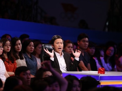 Hoài Linh không hài lòng vì người đẹp từ chối hôn Tự Long