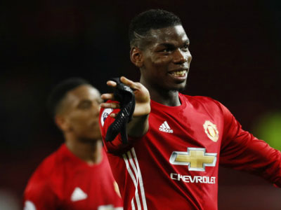 Man Utd ngược dòng thần tốc, Pogba tặng quà cho Ferguson
