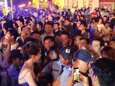 Ngọc Trinh chen chúc cùng dòng người đón năm mới, gây náo loạn một góc đường
