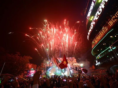 Người dân cuồng nhiệt đón 2017
