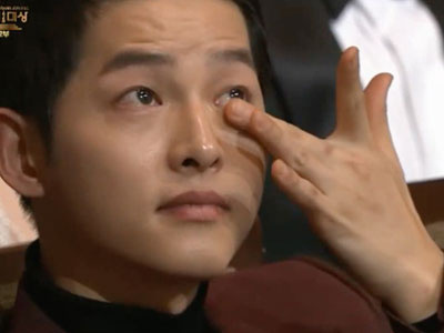 Song Joong Ki bật khóc khi thấy Park Bo Gum giành giải tại KBS Drama Awards