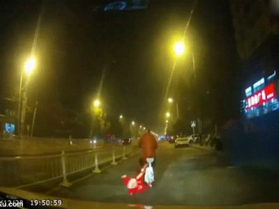Bé gái 2 tuổi suýt mất mạng vì ngã từ xe đạp điện xuống đất