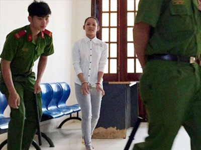 Cô gái đi xe máy bị bắt do đụng ôtô?