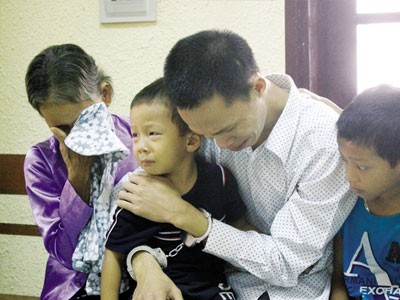 Đau lòng nước mắt trẻ thơ trong phiên tòa xử cha giết mẹ