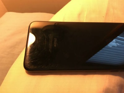 iPhone 7 Jet Black xước chằng chịt sau 3 tháng không dùng ốp