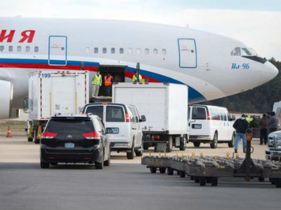 Máy bay đưa 35 nhà ngoại giao Nga bị trục xuất khỏi Mỹ đã về Moscow