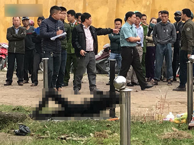 Người đàn ông chết cháy, thi thể buộc chặt vào cột cạnh sân vận động Vinh