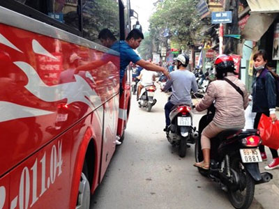 Nhiều nhà xe vẫn "vợt" khách ở tuyến đường xuyên tâm Hà Nội