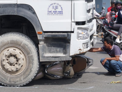 Xe bồn kéo lê xe máy gần 30 mét, 1 cô gái thoát chết hi hữu