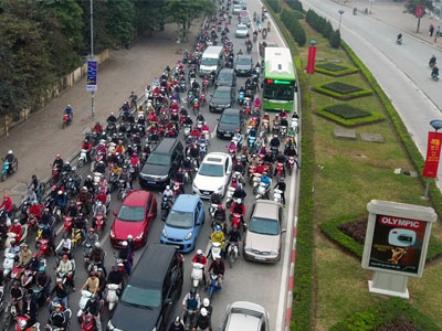 Buýt nhanh BRT bị vây hãm tứ phía ngày đầu đi làm