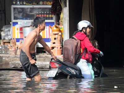 Chợ ngập do vỡ phay ngăn triều, tiểu thương Sài Gòn khốn đốn