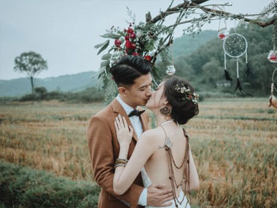 Có gì trong lễ cưới bí mật đẹp thoát tục của cặp đôi Việt được báo Tây ca ngợi hết lời
