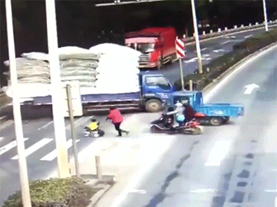 Hãy cẩn thận, đã có rất nhiều trẻ em bị xe tông khi sang đường dù đi cùng người lớn