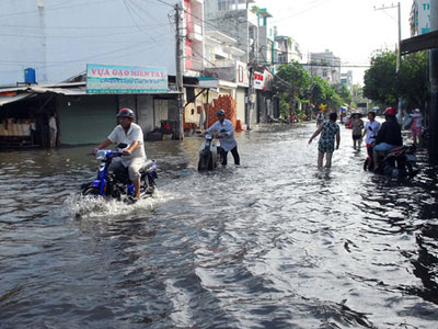 Hình ảnh người Sài Gòn một ngày vật lộn với ngập lụt