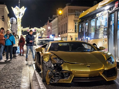 Lamborghini Aventador dán chrome vàng bẹp đầu do va chạm
