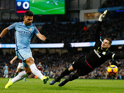 Man City thắng nhọc nhằn trong thế mất người