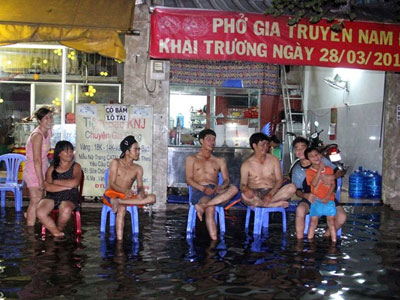 Nắp cống bung trong đêm, nhà dân ở Sài Gòn chìm trong nước