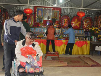 Vụ máy bay rơi ở Hòa Lạc: Chiến sỹ sống sót trong ngày đầu đến thắp hương cho đồng đội