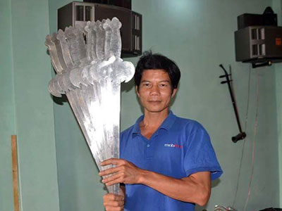Kỷ lục gia nuốt 15 thanh kiếm trở thành "nghệ sĩ" đám cưới làng