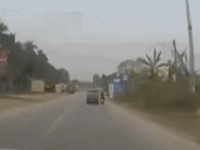 Ôtô đánh võng hất văng hai người trên xe máy