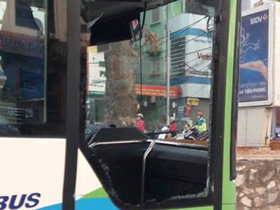 Xe taxi tạt ngang mũi khiến xe buýt nhanh vỡ tan cửa kính