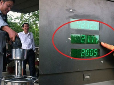 5 chiêu gian lận tinh vi tại cây xăng mà chị em cần cảnh giác để không bị "móc túi"