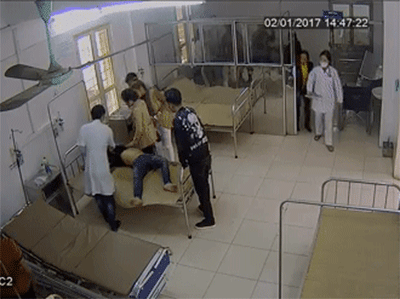Bệnh nhân đánh, chửi, phun nước miếng vào bác sĩ: Khi nào thông cảm và khi nào không thông cảm?