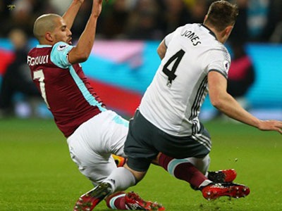 Feghouli được xóa thẻ đỏ sau pha vào bóng với Phil Jones