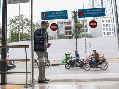 Hành khách lúng túng tìm lối ra vào nhà chờ buýt nhanh BRT