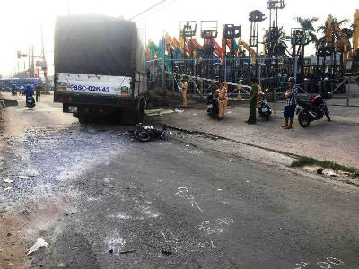 Lao qua làn 2 bánh, xe tải tông chết người đàn ông chạy xe máy