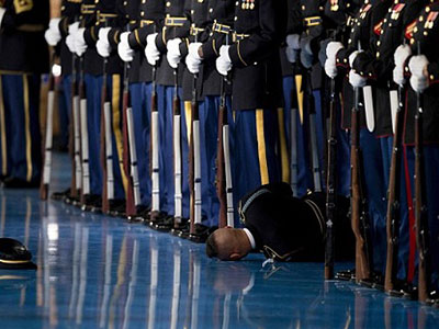 Lính Mỹ ngất xỉu trong lễ từ biệt của Obama