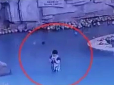 Mải nhắn tin điện thoại, bà mẹ để con trai 4 tuổi chết đuối trong hồ bơi dù đứng ngay cạnh
