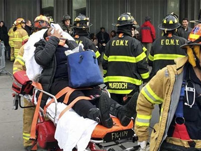 Tàu điện New York trật đường ray, hơn 100 người bị thương