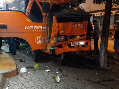 Xe chuyển phát nhanh gây tai nạn liên hoàn, tông nhiều người