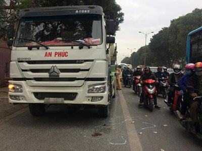 Xe trộn bêtông lấn làn đâm chết nam thanh niên