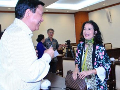 Bí thư Thăng từng bị bố đánh đòn vì làm rách hình cô Trà Giang