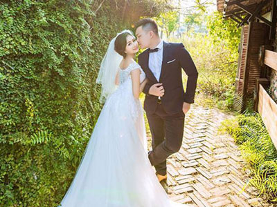 Cô gái "ăn cơm trước kẻng" khoe ảnh cưới "hai chú rể"