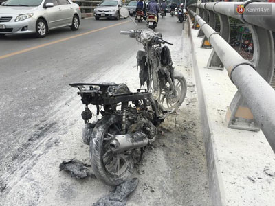 Hà Nội: Xe máy bất ngờ bốc cháy dữ dội trên cầu vượt Lê Văn Lương