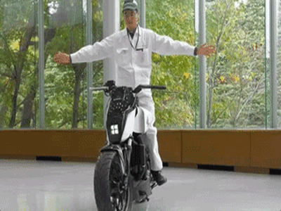 Môtô tự cân bằng, ôtô thông minh tự đi kiếm tiền từ Honda