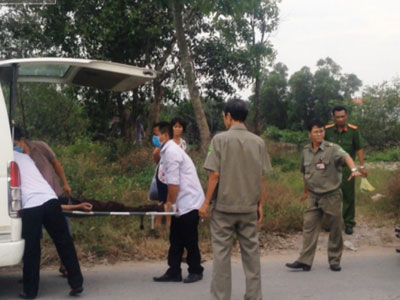 Nguyên nhân nam thanh niên nằm thoi thóp cạnh xác bạn trong bụi cỏ