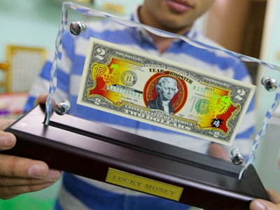 Săn tiền in hình gà các nước để lì xì Tết ở Sài Gòn