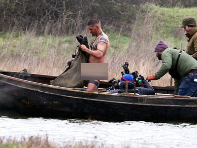 Tom Hardy thích thú khỏa thân trên trường quay phim mới