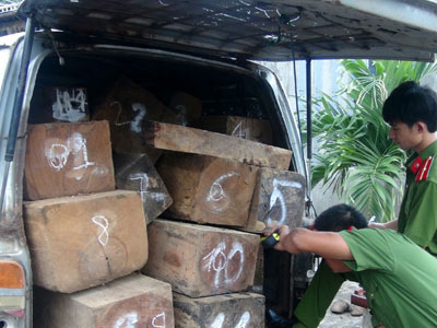 Xe gỗ lậu "điên" lao vào công an, đâm gãy gác chắn tàu
