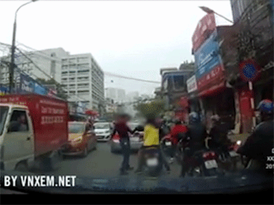 Clip: Không đội mũ bảo hiểm còn tạt đầu xe, thanh niên đèo bạn gái bị tài xế taxi hăm dọa